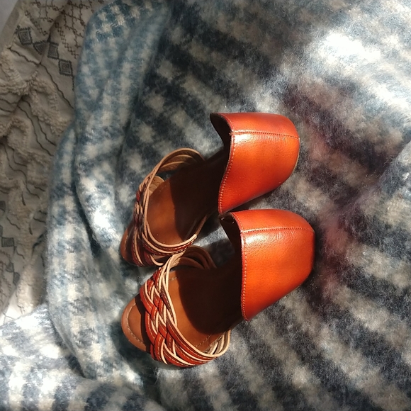 Cute leather flat sandals - Picture 2 of 3